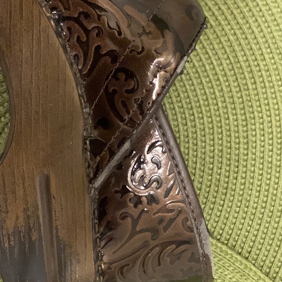 Women’s Dansko Clogs-Leather-Shine- Pattern-Size 38- Good Condition w/some Flaws - Picture 6 of 15